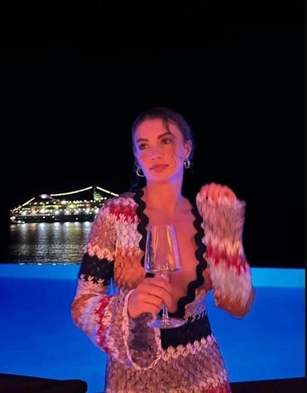 Burcu Özberkten Mikanos pozları