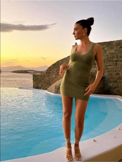 Burcu Özberkten Mikanos pozları