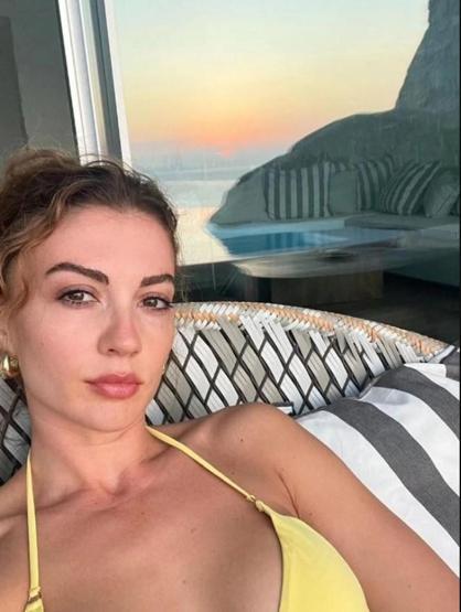 Burcu Özberkten Mikanos pozları