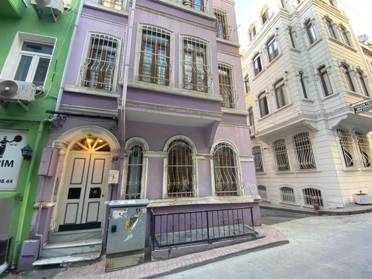 Otel odasında sevgilisini darbederek öldürdü