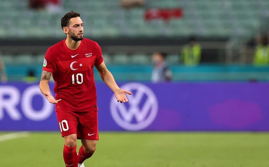 Hakan Çalhanoğlu imzayı atıyor