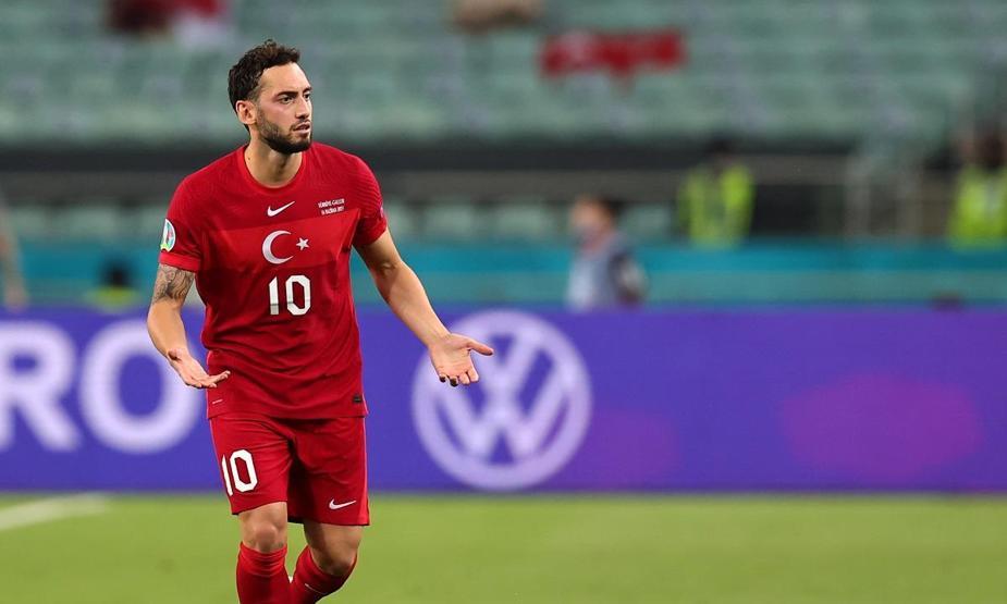 Hakan Çalhanoğlu’ndan Montella yorumu: Belki Türk hoca olmasını istiyorlar