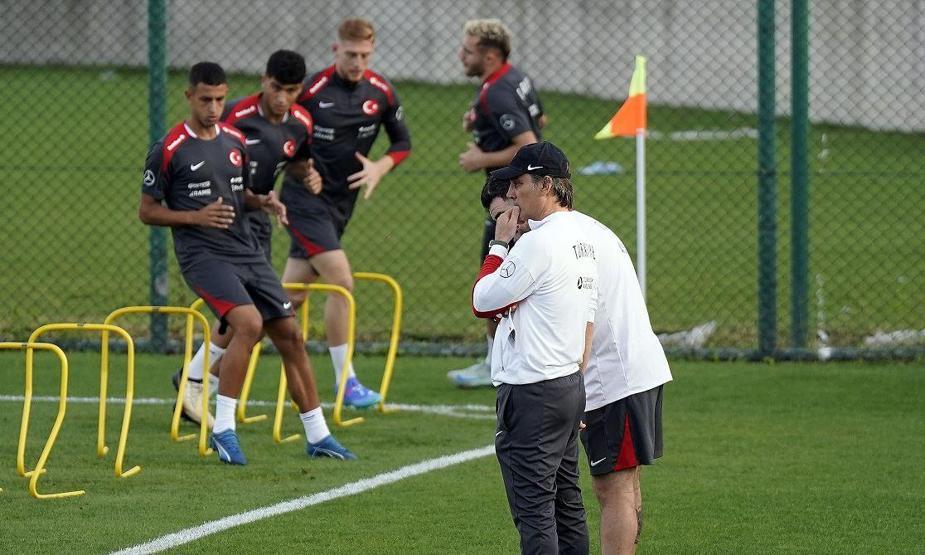 Hakan Çalhanoğlu’ndan Montella yorumu: Belki Türk hoca olmasını istiyorlar