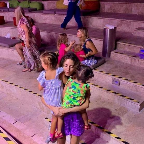 Sinem Kobal-Kenan İmirzalıoğlu çiftinin tatil pozları sosyal medyayı salladı YAZ SONU, AİLE ALBÜMÜ