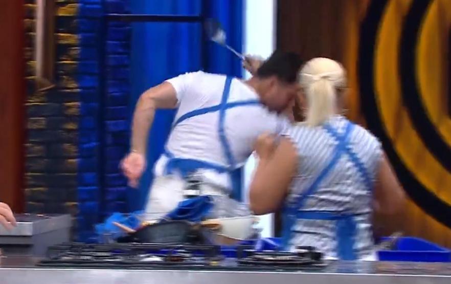 MasterChefte 1. ve 2. eleme adayı belli oldu Korkutan kaza ONURUN YÜZÜNE KIZGIN YAĞ SIÇRADI
