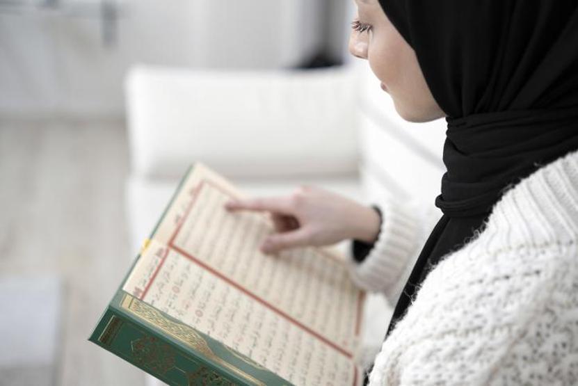Adetliyken Kuran okunur mu Regl iken Kuran dinlenir mi, Kuran’a dokunulur mu