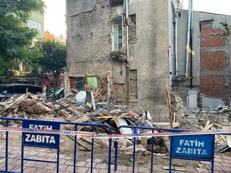 Fatihte çöken metruk bina havadan görüntülendi