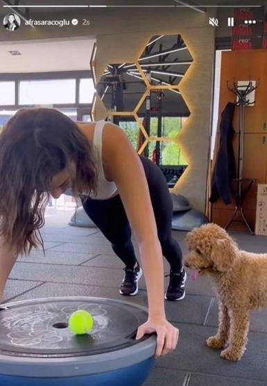 Afra Saraçoğlunun köpeği ile eğlenceli spor anları sosyal medyayı salladı