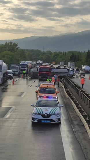 Anadolu Otoyolunda TIR devrildi: Kilometrelerce araç kuyruğu oluştu