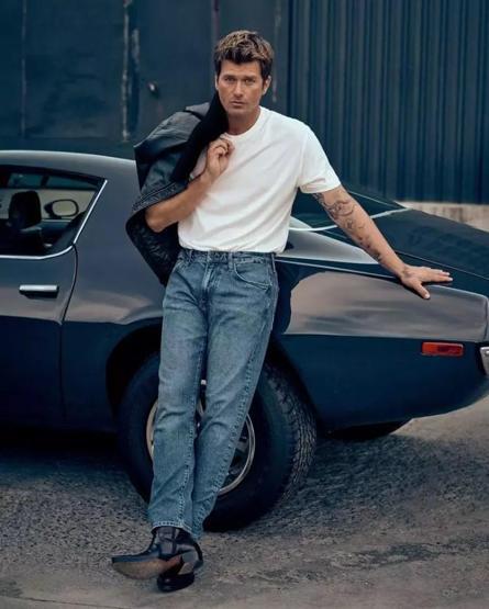 Kıvanç Tatlıtuğ pozlarıyla sosyal medyayı ikiye böldü ESTETİK Mİ PHOTOSHOP MU