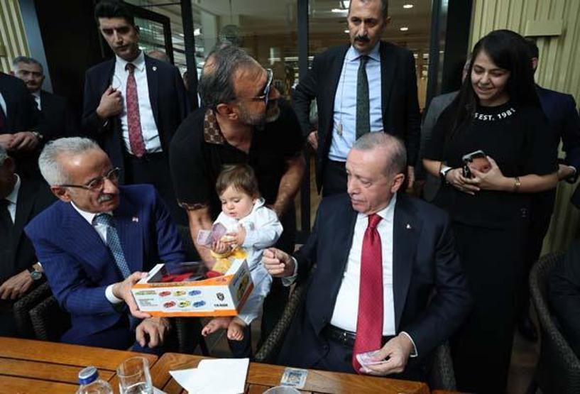 Cumhurbaşkanı Erdoğan, Ankarada bir pastanede vatandaşlarla sohbet etti
