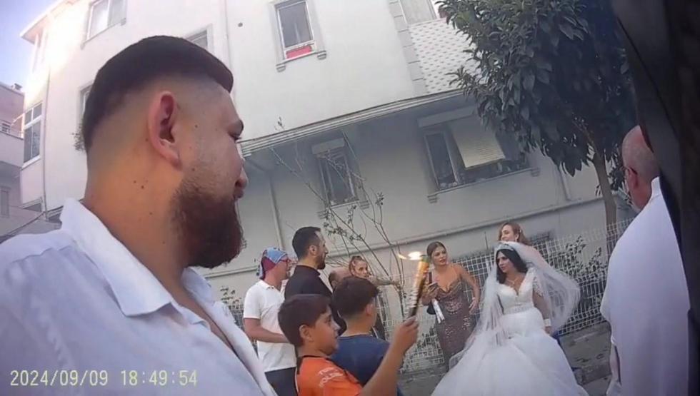 Düğün günü faciadan dönüldü Meşale gelinin duvağına düştü