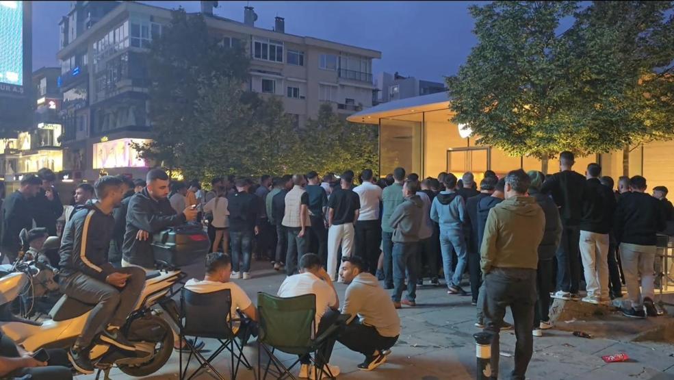 iPhone için geldiler: Geceden kuyruğa girdiler Her sene aynı sıra