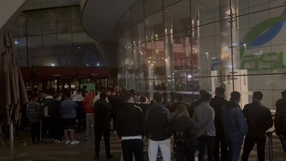 iPhone için geldiler: Geceden kuyruğa girdiler Her sene aynı sıra