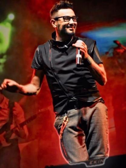SON DAKİKA HABERİ: Ünlü şarkıcı Metin Arolat sahnede hayatını kaybetti