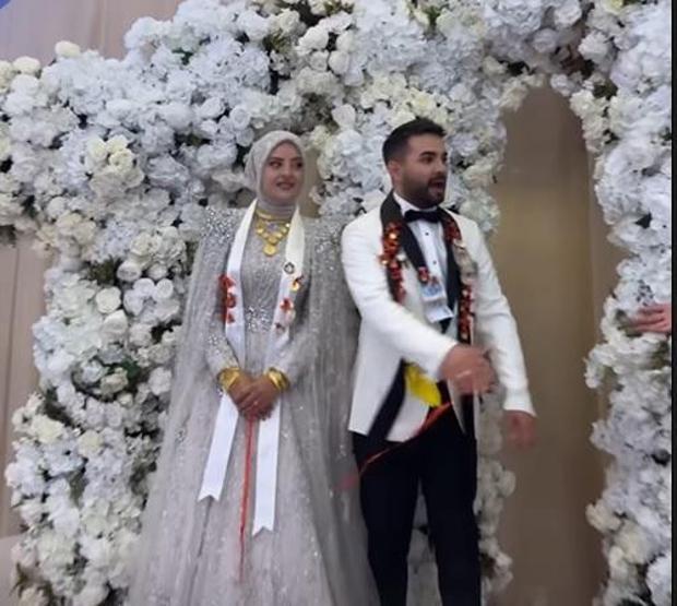 Kadir Ezildi ikinci nişanı yaptı Kayınvalidenin taktığı altınlar şaşırttı