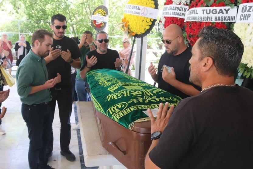 Metin Arolatın cenazesi İzmirde gözyaşlarıyla uğurlandı