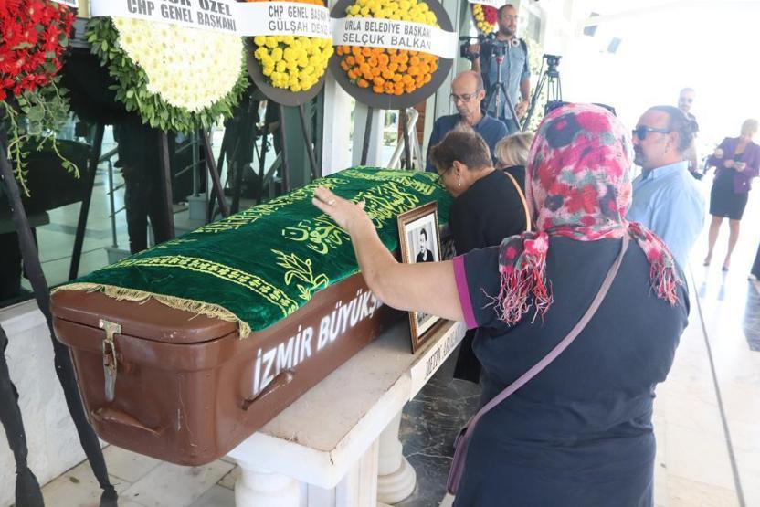 Metin Arolatın cenazesi İzmirde gözyaşlarıyla uğurlandı