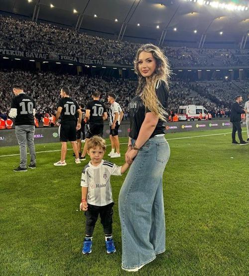 BEŞİKTAŞIN YILDIZI MİLOT RASHİCANIN MUTLU AİLE TABLOSU Bizden fanatikler
