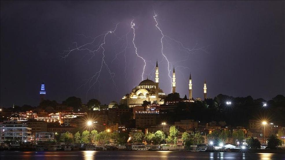 İstanbullular dikkat Yarın yağmur yağışı artarak devam edecek Şemsiyesiz çıkmayın