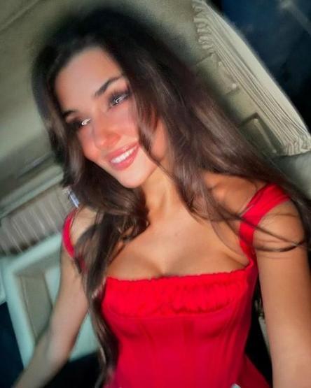 Hande Erçel kırmızı büstiyer giydi Kameranın karşısına geçti Ortalık alev aldı