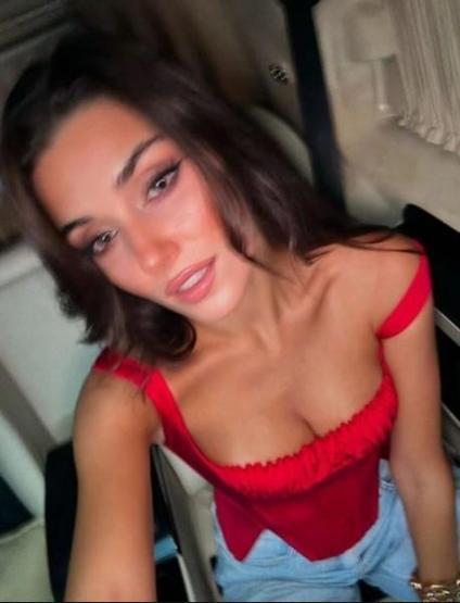 Hande Erçel kırmızı büstiyer giydi Kameranın karşısına geçti Ortalık alev aldı