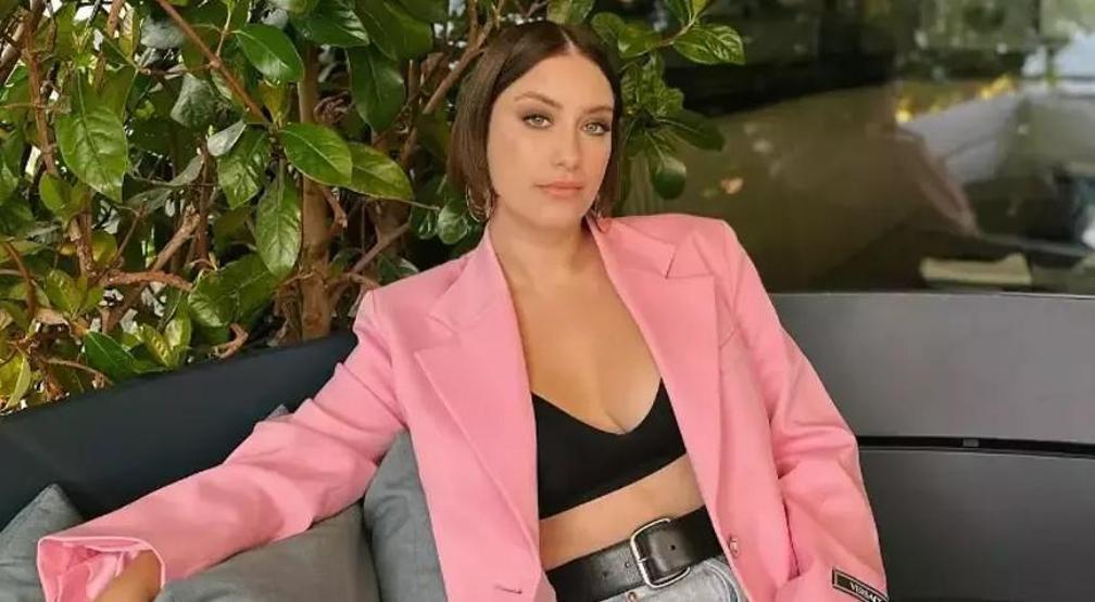 Hazal Kaya yeni yaşını dostlarıyla kutladı Pastadaki yazı dikkat çekti