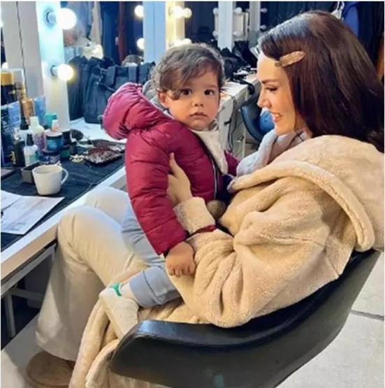 Kerem Özçivitten annesi Fahriye Evcene poz