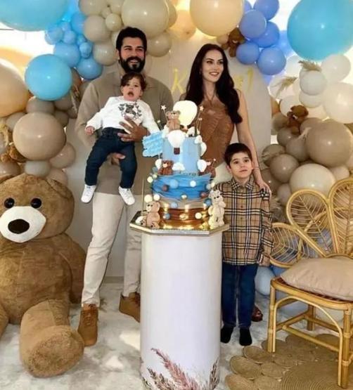 Kerem Özçivitten annesi Fahriye Evcene poz