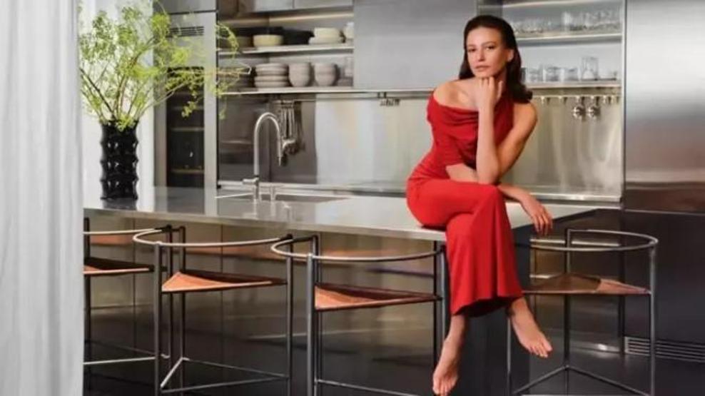 Boğaz manzaralı lüks evinin kapılarını ilk kez açtı ADETA BİR SANAT ESERİ GİBİ