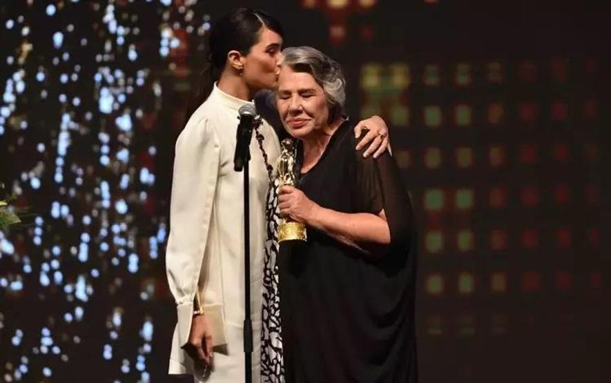 ALTIN PORTAKAL ONUR VE BAŞARI ÖDÜLLERİ SAHİPLERİNİ BULDU Kırmızı halıda yıldız yağmuru