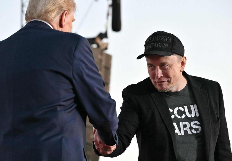 Donald Trump’ın mitingine Elon Musk da katıldı: MAGA şapkasıyla mikrofona geçti, bu mesajı verdi...