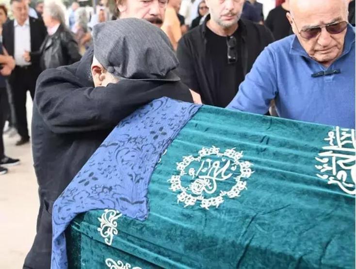 Mazhar Alanson kızını gözyaşlarıyla uğurladı