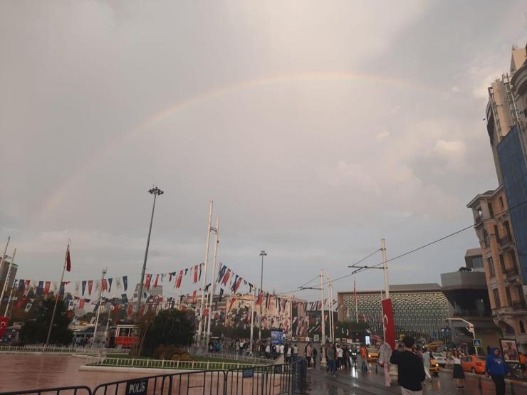 Meteoroloji uyarmıştı Aniden bastıran yağmur vatandaşlara zor anlar yaşattı