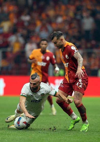 Yunus Akgün kariyer sezonunu yaşıyor Galatasarayda herkes onu konuşuyor...