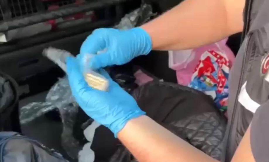 İzmirde kıskıvrak yakalandılar Milyonlarca liralık altını cinsel organlarına saklamışlar