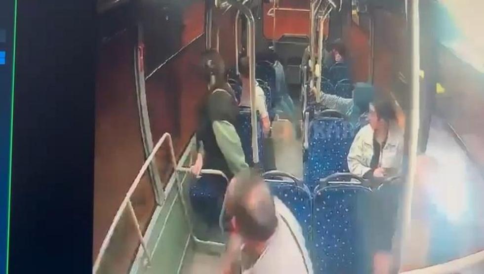Özel halk otobüsünde dehşete düşüren olay Defalarca bıçakladı