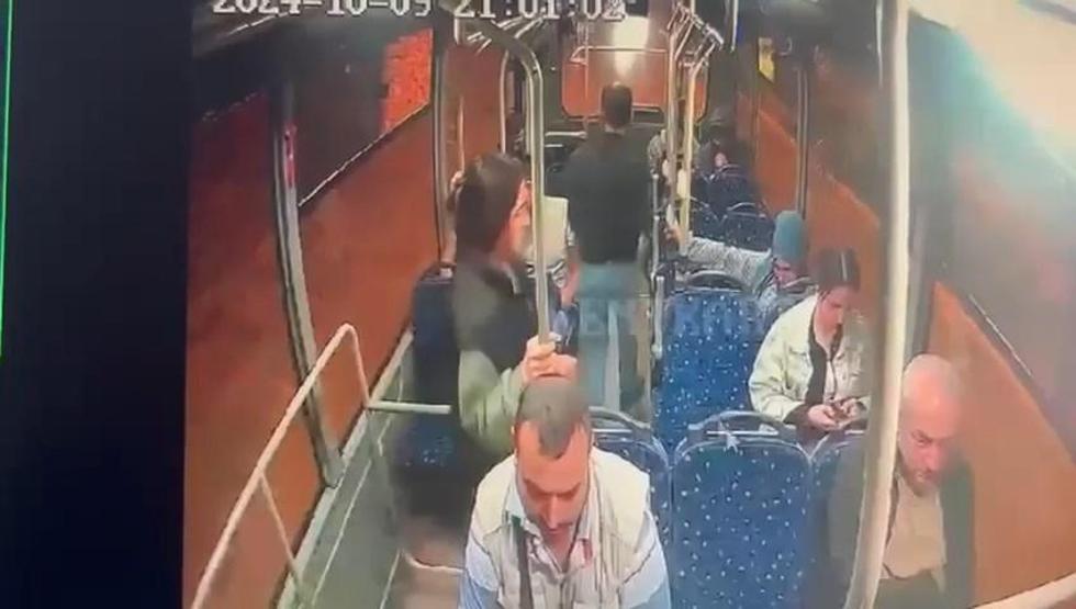 Özel halk otobüsünde dehşete düşüren olay Defalarca bıçakladı