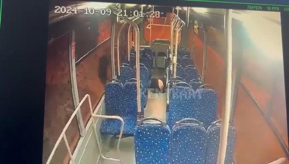 Özel halk otobüsünde dehşete düşüren olay Defalarca bıçakladı