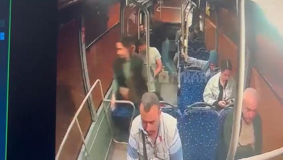 Özel halk otobüsünde dehşete düşüren olay Defalarca bıçakladı