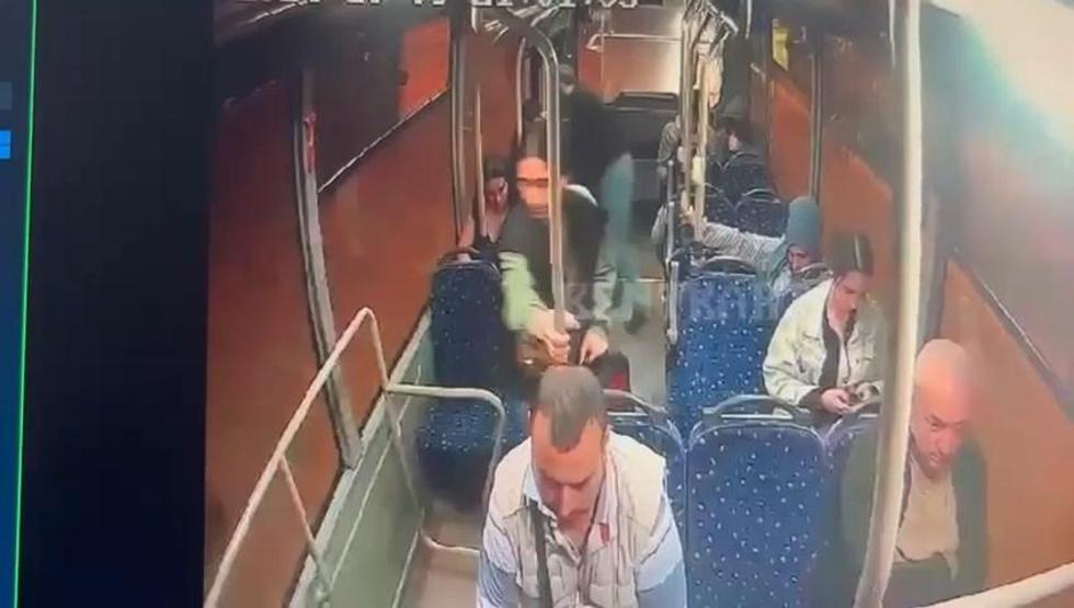 Özel halk otobüsünde dehşete düşüren olay Defalarca bıçakladı