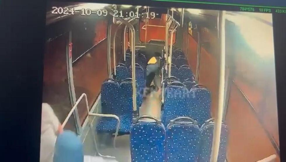 Özel halk otobüsünde dehşete düşüren olay Defalarca bıçakladı
