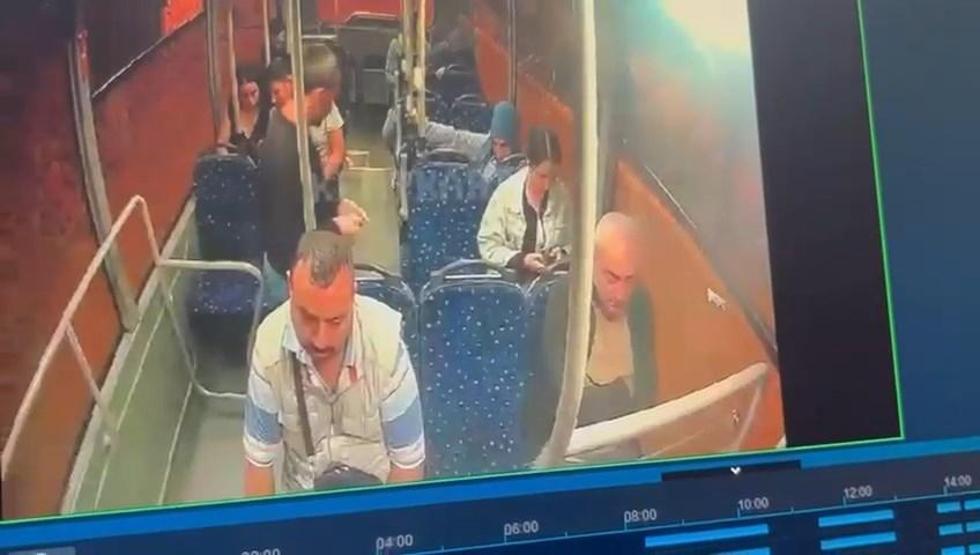 Özel halk otobüsünde dehşete düşüren olay Defalarca bıçakladı