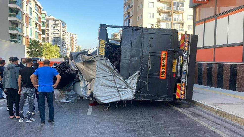 Yer: İzmir Polisten kaçan TIR ortalığı savaş alanına çevirdi