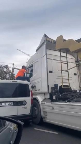 Tartıştığı TIR şoförüne yetişmek için aracının üzerine çıktı