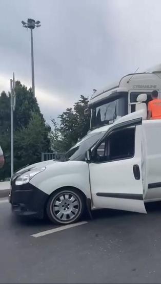 Tartıştığı TIR şoförüne yetişmek için aracının üzerine çıktı