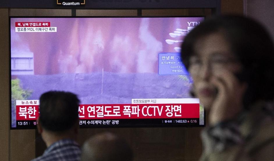 Kuzey Kore, gerilimi artıracak düğmeye bastı Bağlantı yolunu böyle havaya uçurdu...