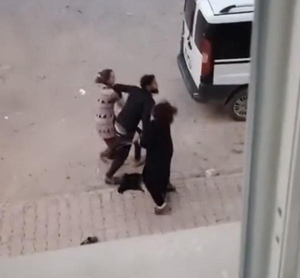 Elazığdan ilginç anlar Bir köşede kadınlar diğer köşede erkekler kavga etti