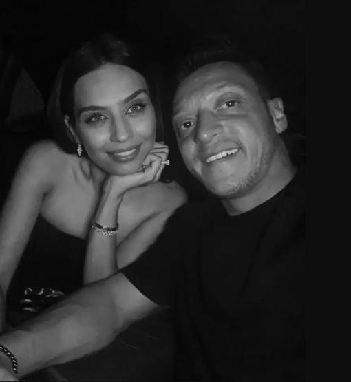 Amine Gülşeden romantik kutlama Çok şanslıyız