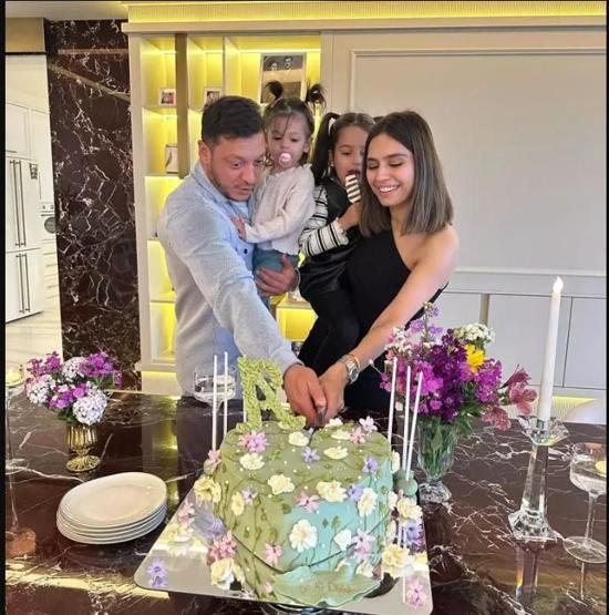 Amine Gülşeden romantik kutlama Çok şanslıyız
